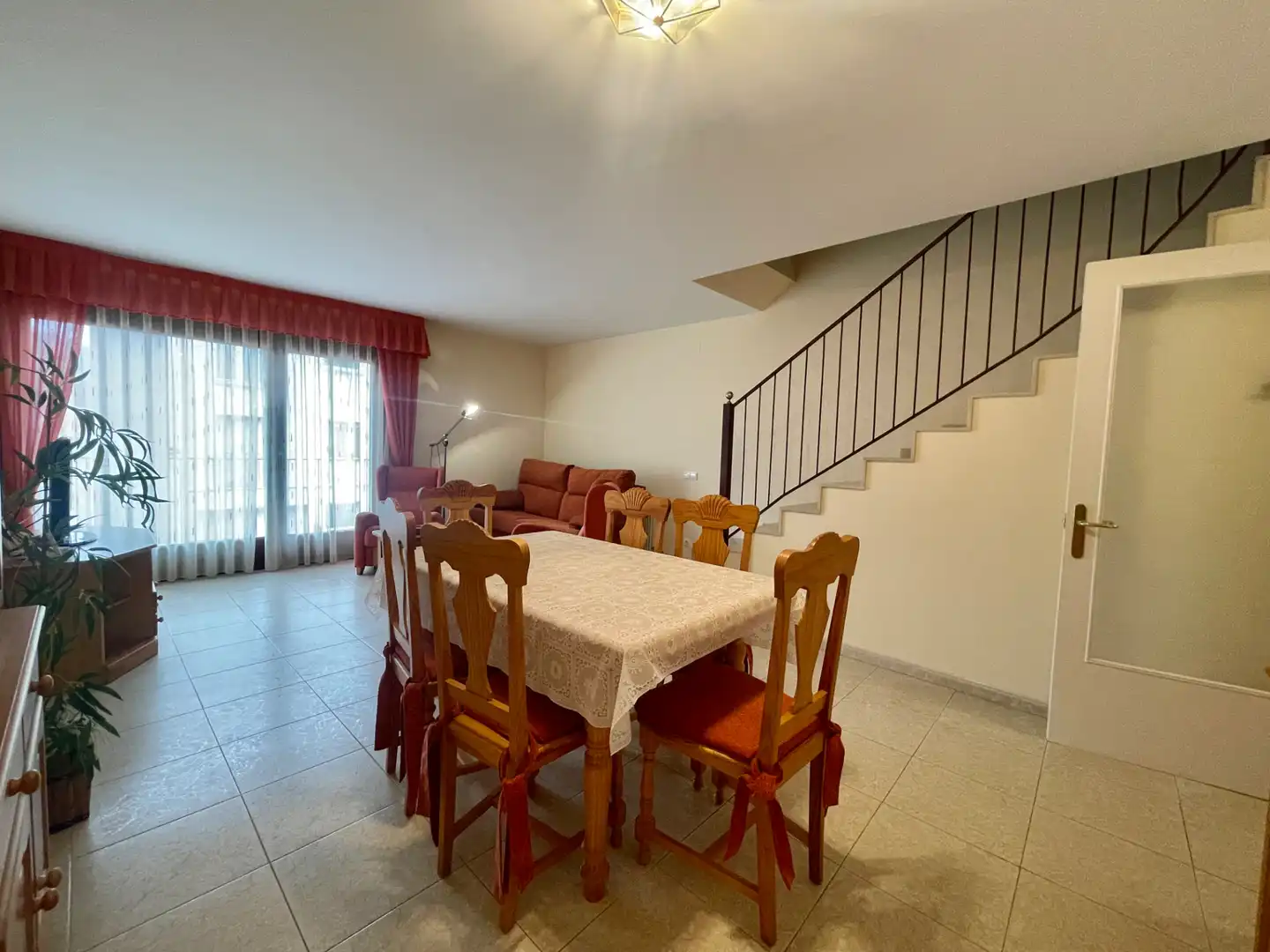 Sala de estar de Casa adosada en venta en Sant Joan de les Abadesses con Calefacción, Jardín privado y Trastero