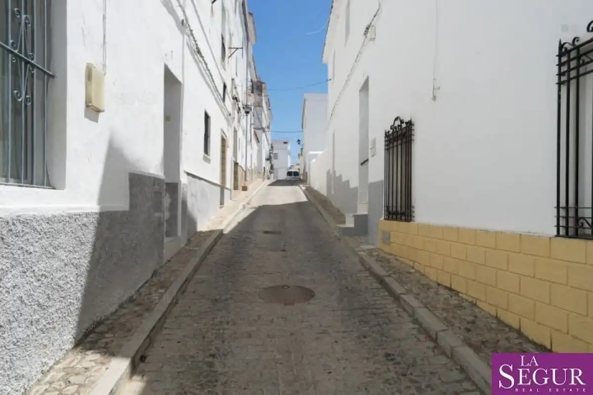 Vista exterior de Casa o xalet en venda en Alcalá de los Gazules amb Terrassa, Traster i Moblat