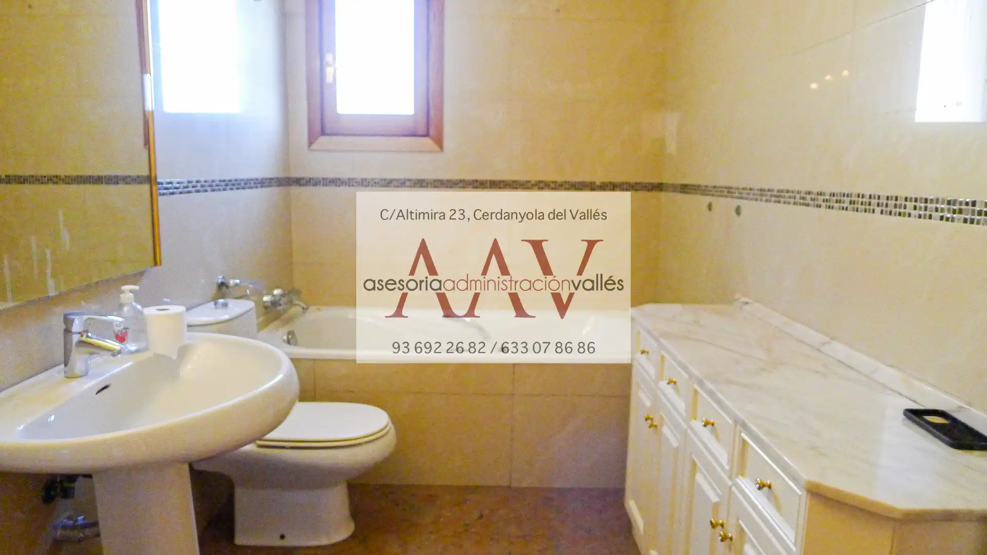 Bany de Casa o xalet en venda en Cerdanyola del Vallès amb Aire condicionat, Calefacció i Jardí privat