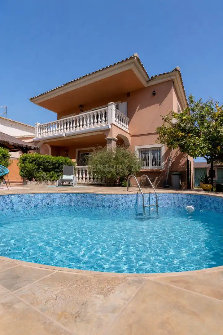 Piscina de Casa o xalet en venda en Cubelles amb Aire condicionat i Alarma