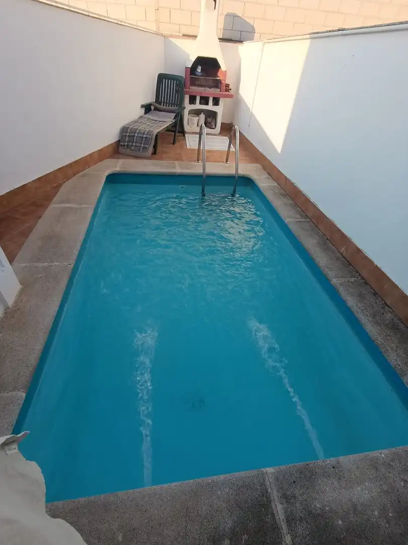 Piscina de Casa adosada en venda en Linares amb Aire condicionat, Calefacció i Terrassa