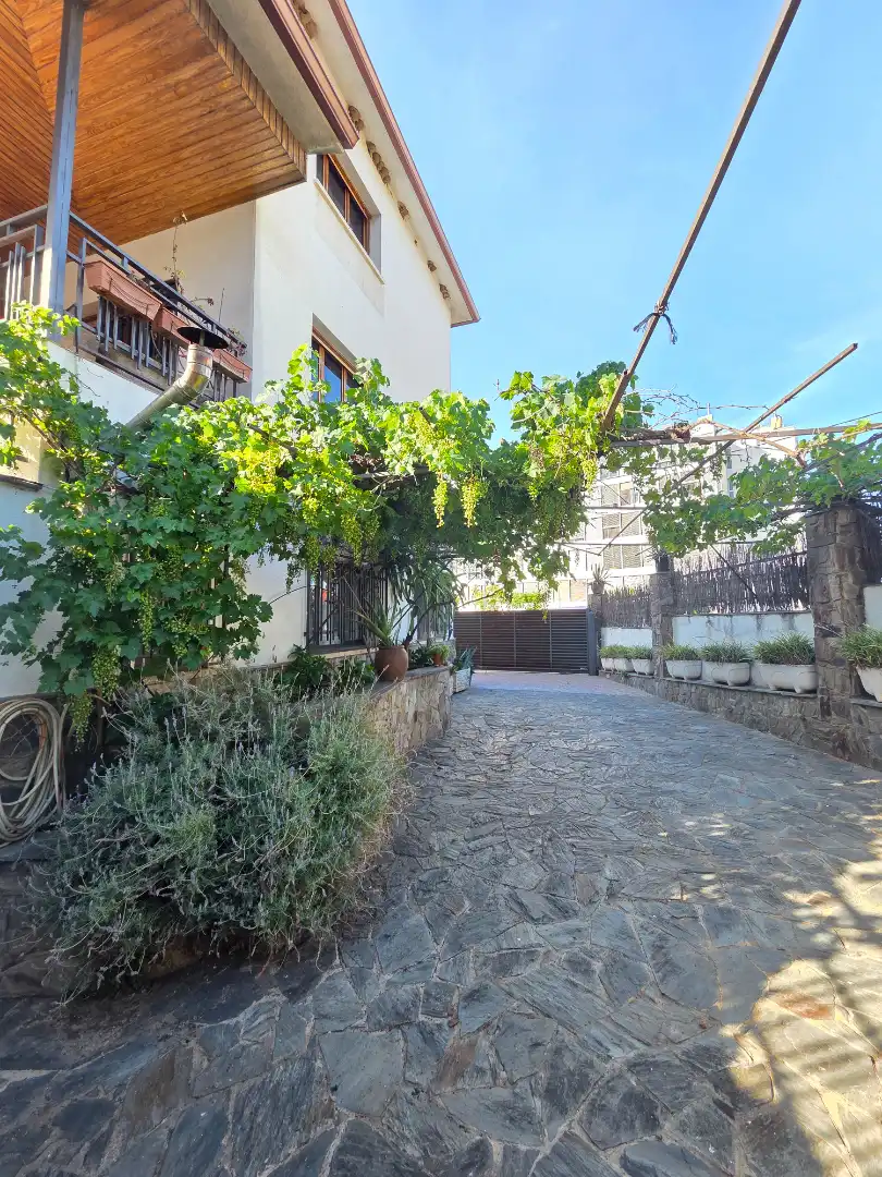 Vista exterior de Casa o xalet en venda en Cerdanyola del Vallès amb Jardí privat i Terrassa