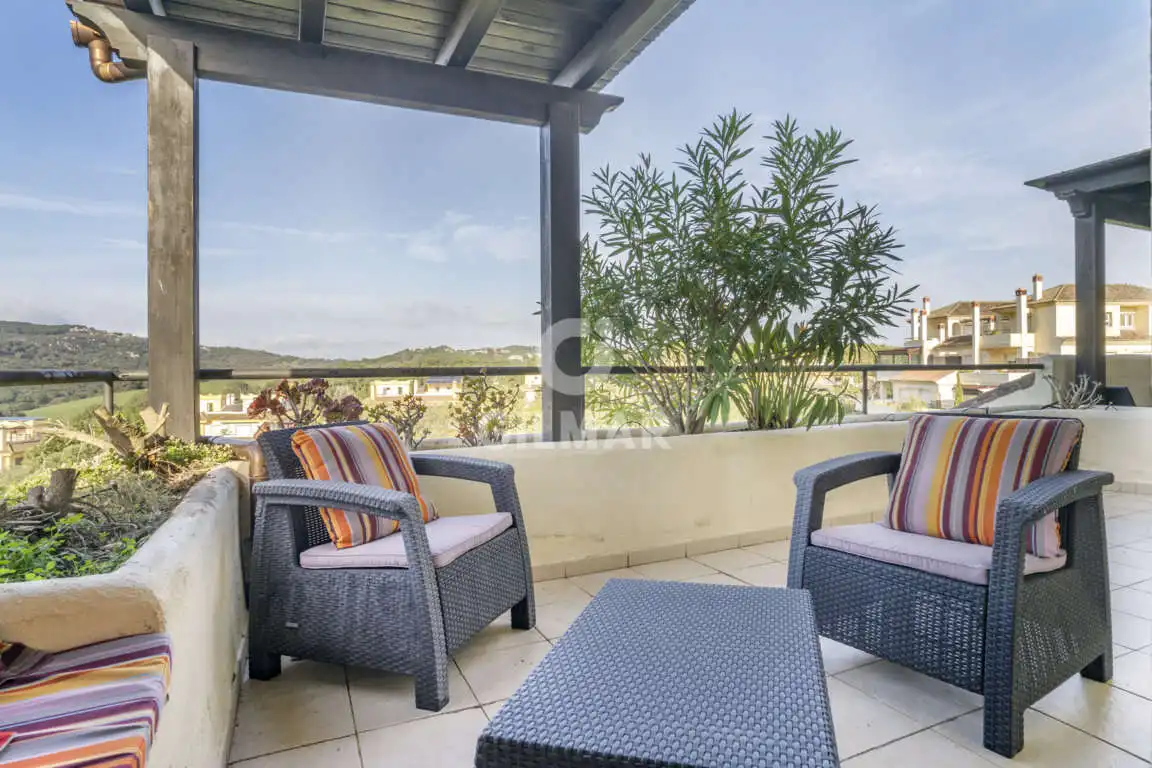 Terrasse von Maisonette zum Verkauf in Sotogrande mit Heizung, Abstellraum und Schwimmbad