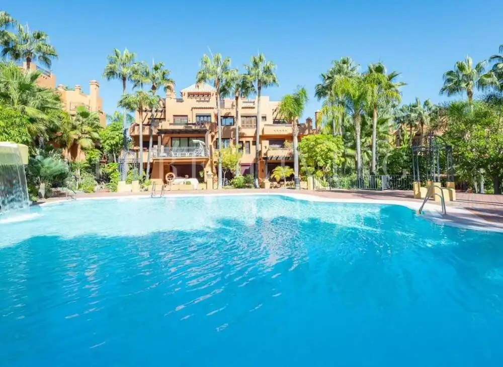 Appartement compact avec piscine à louer à Nueva Andalucía