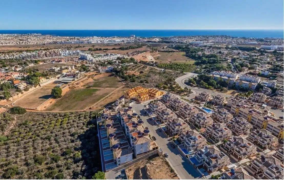 Vista exterior de Apartament en venda en Orihuela amb Aire condicionat, Jardí privat i Piscina
