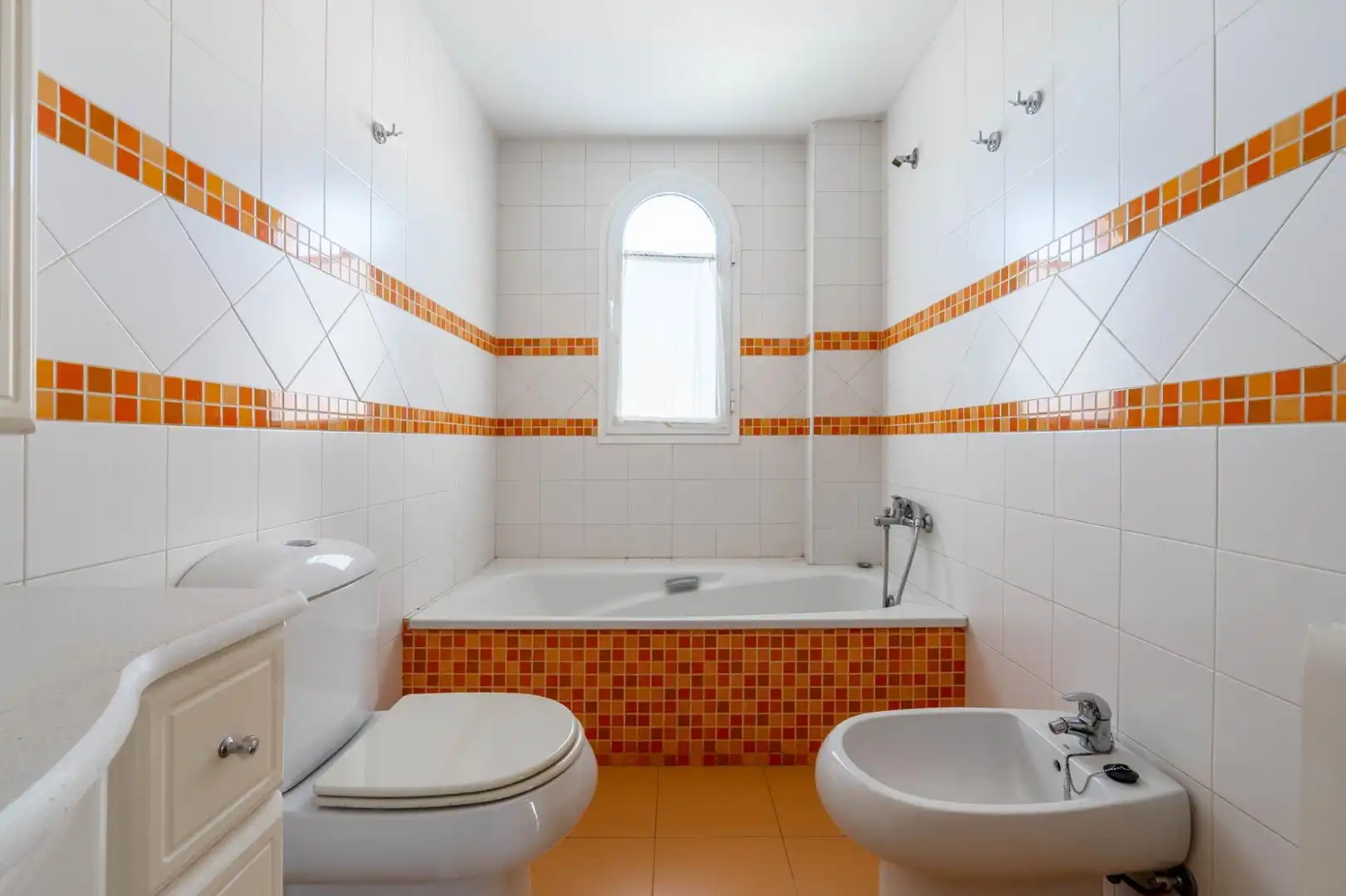 Baño de Casa adosada en venta en Cenes de la Vega con Aire acondicionado, Calefacción y Jardín privado