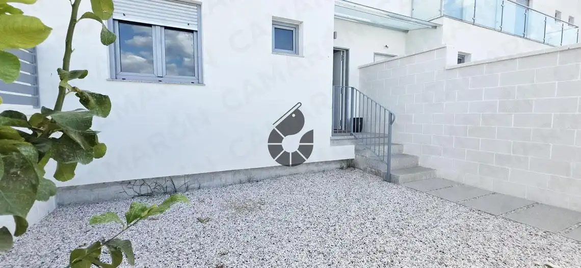 Vista exterior de Casa adosada en venda en Coria del Río amb Aire condicionat, Traster i Piscina comunitària