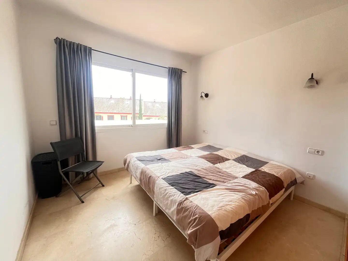 Dormitori de Casa adosada en venda en Marbella amb Jardí privat, Terrassa i Moblat