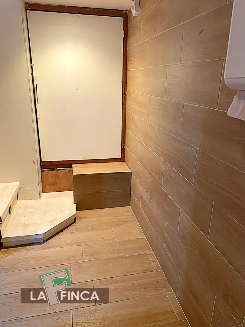 Badezimmer von Geschaftsraum zum Verkauf in Carreño mit Klimaanlage