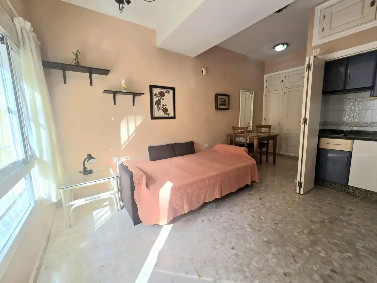 Sala de estar de Estudio en venta en Benalmádena con Jardín privado, Amueblado y Piscina comunitaria