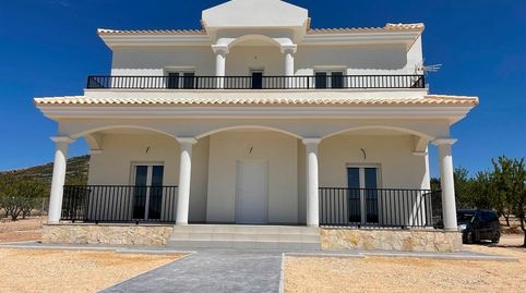 VILLAS DE OBRA NUEVA EN PINOSOPuede elegir villas con toques tradicionales espantildeoles o acabados super modernos, luminosos y l