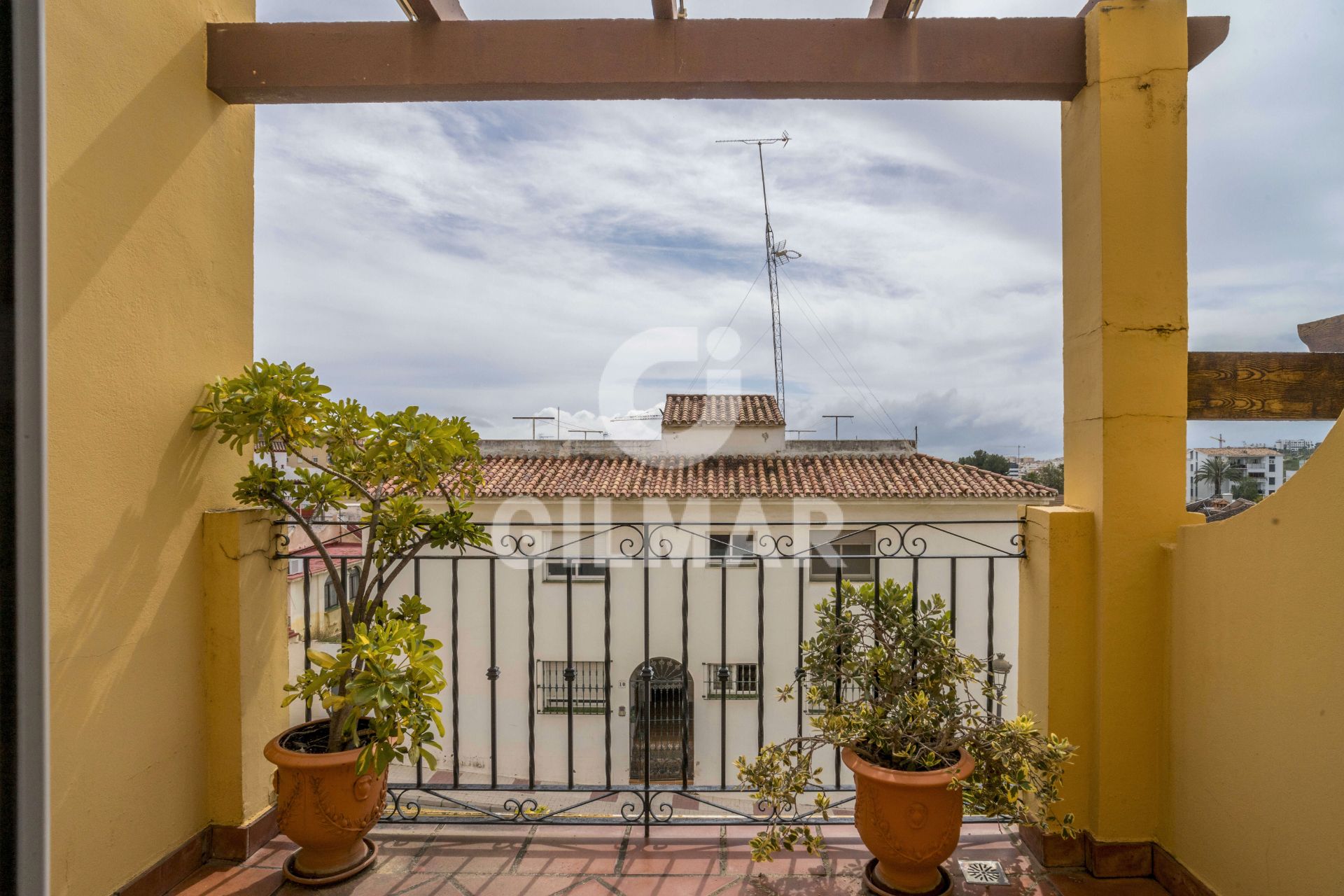 Vista exterior de Casa adosada en venda en Estepona amb Terrassa