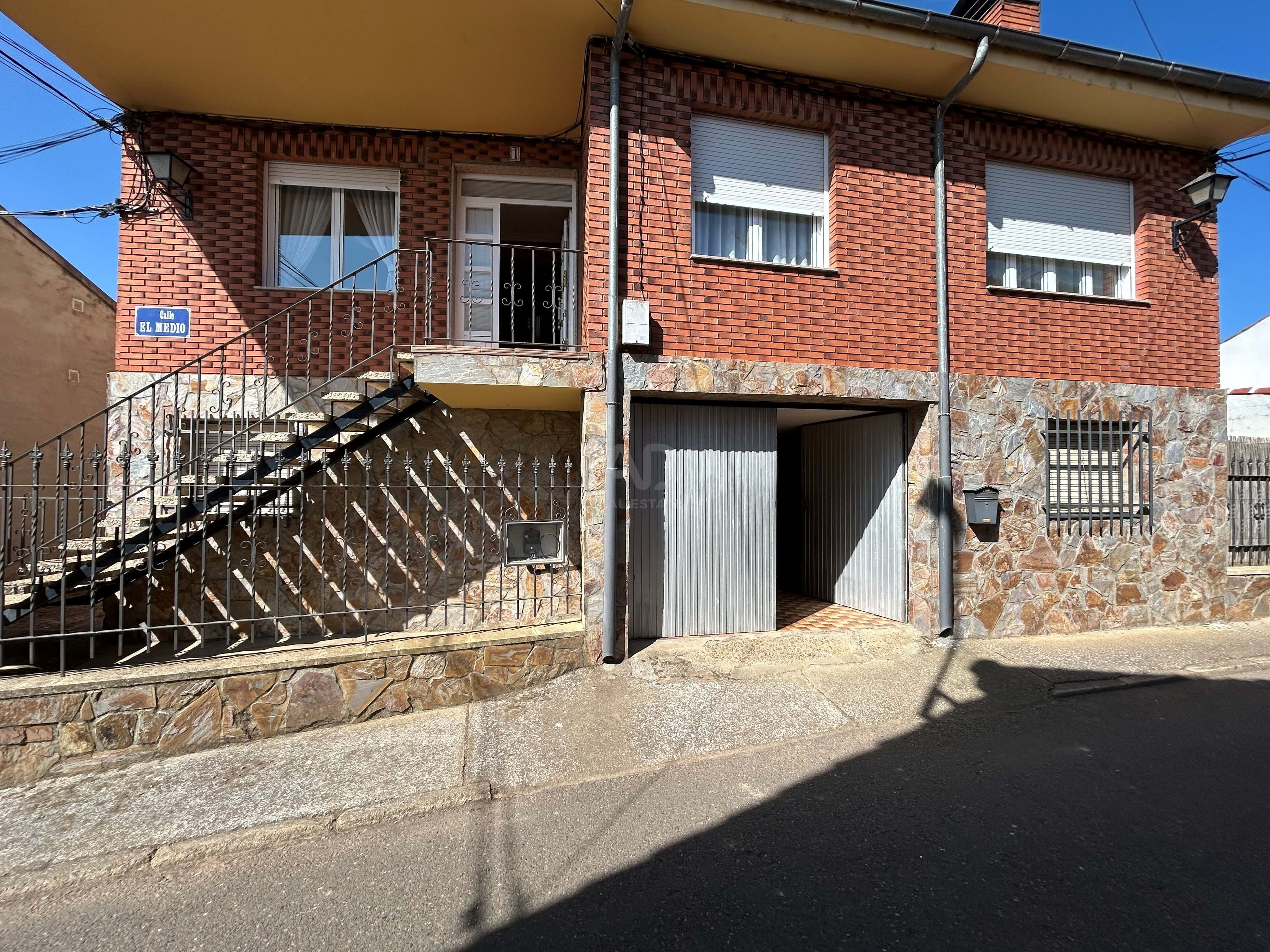 Exterior view of House or chalet for sale in Soto de la Vega  with Heating