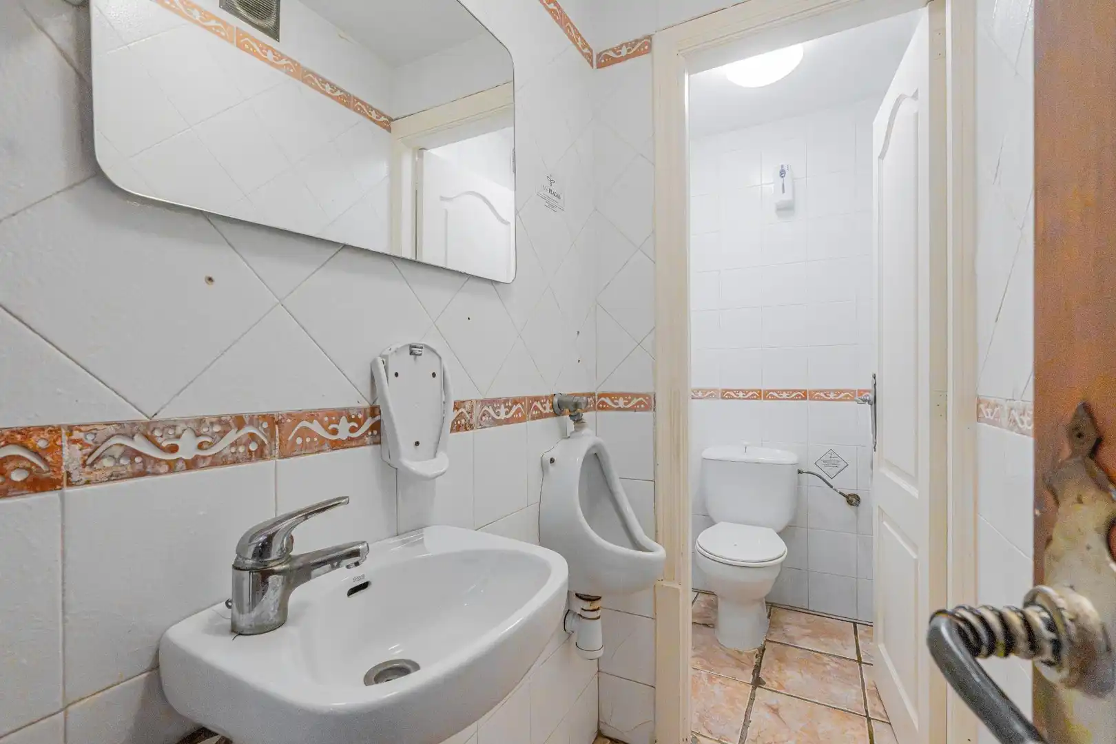 Badezimmer von Geschaftsraum zum Verkauf in Calvià mit Klimaanlage, Terrasse und Möbliert