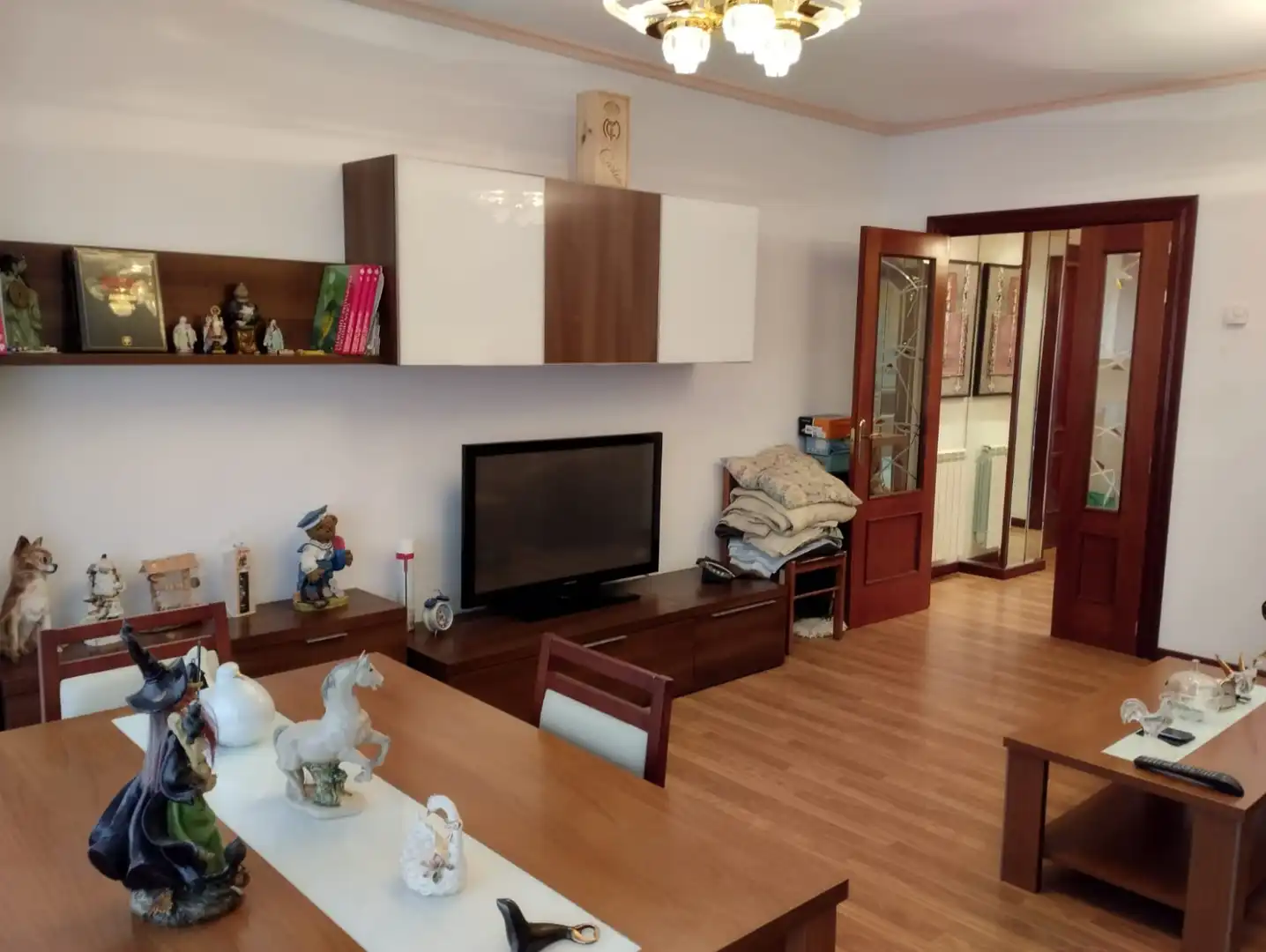 Sala d'estar de Pis en venda en  Logroño amb Calefacció, Parquet i Moblat