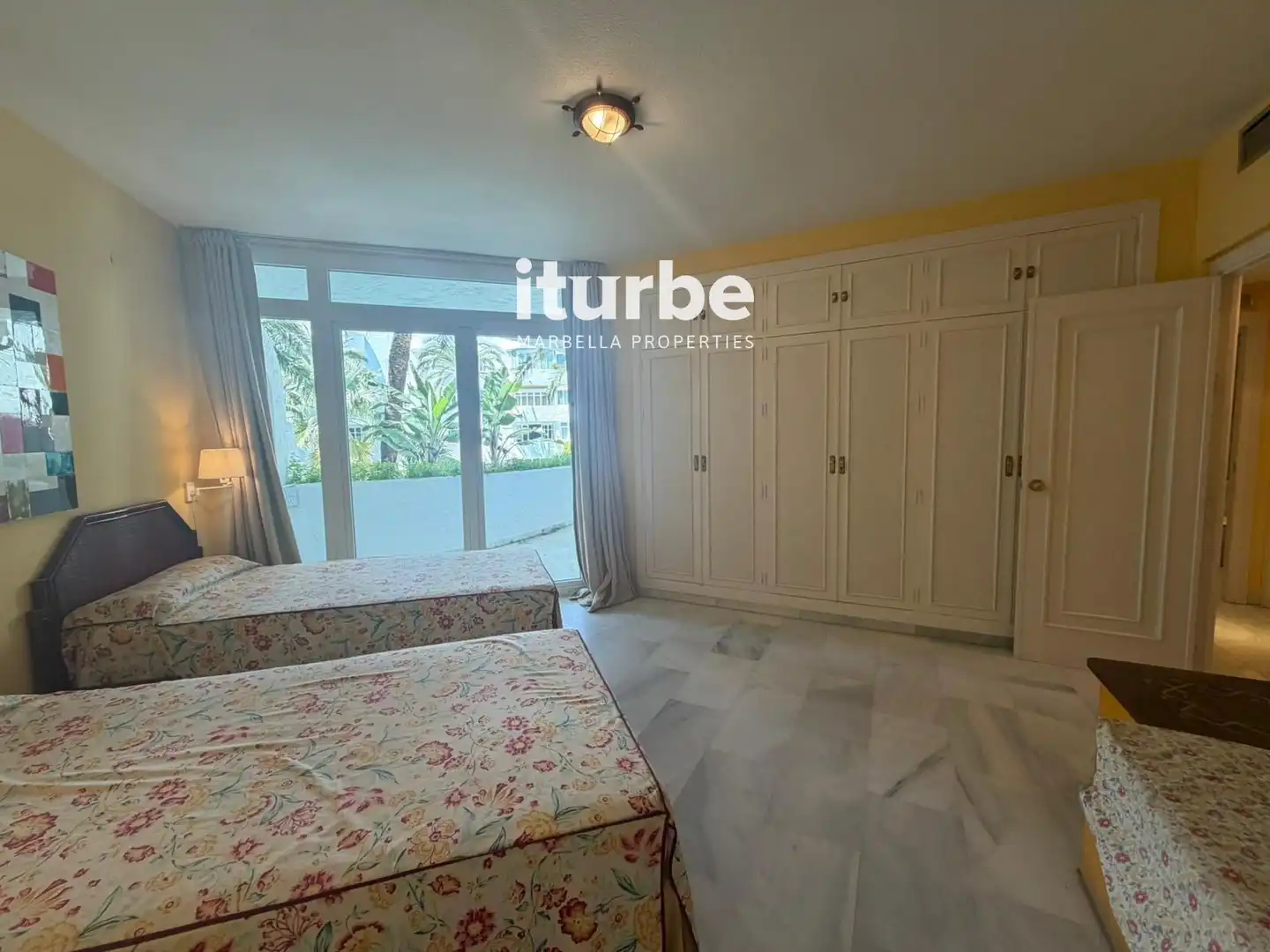 Habitación de Piso de alquiler en Marbella con Aire acondicionado, Terraza y Piscina