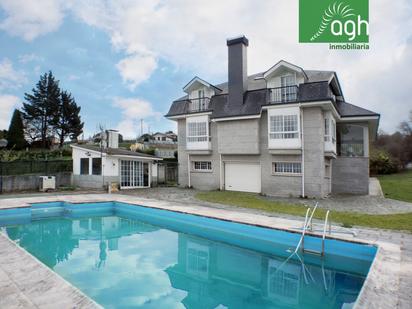 Vista exterior de Casa o xalet en venda en Bergondo amb Calefacció, Jardí privat i Parquet