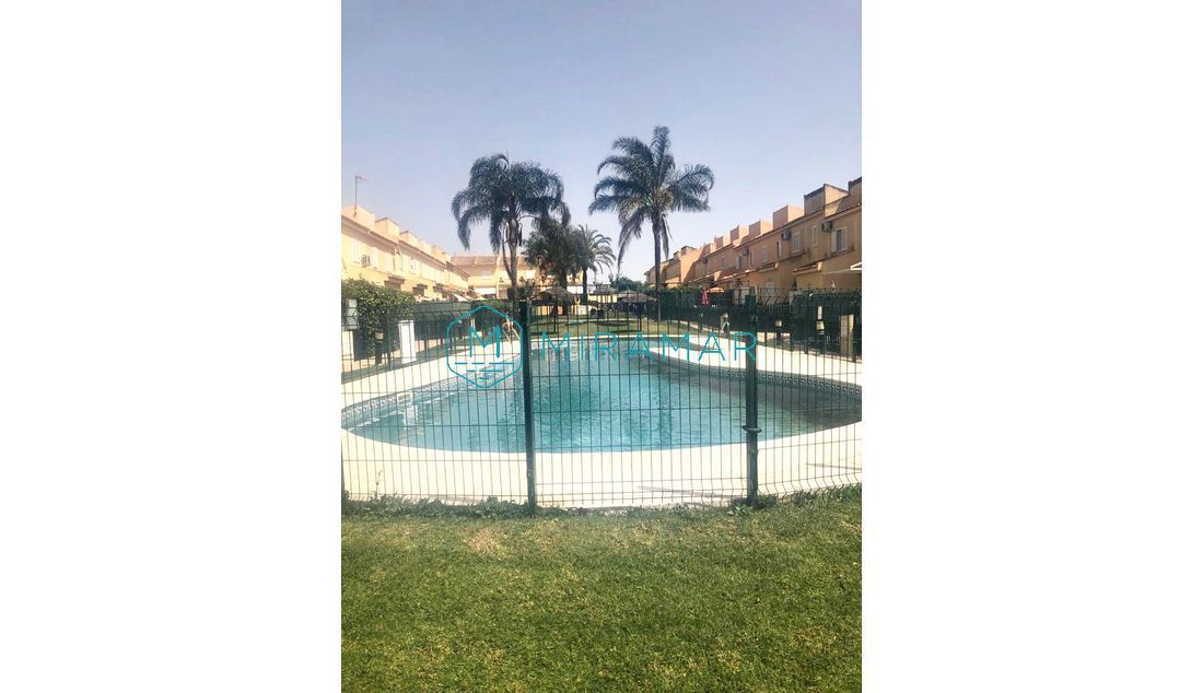 Piscina de Casa adosada en venda en Isla Cristina