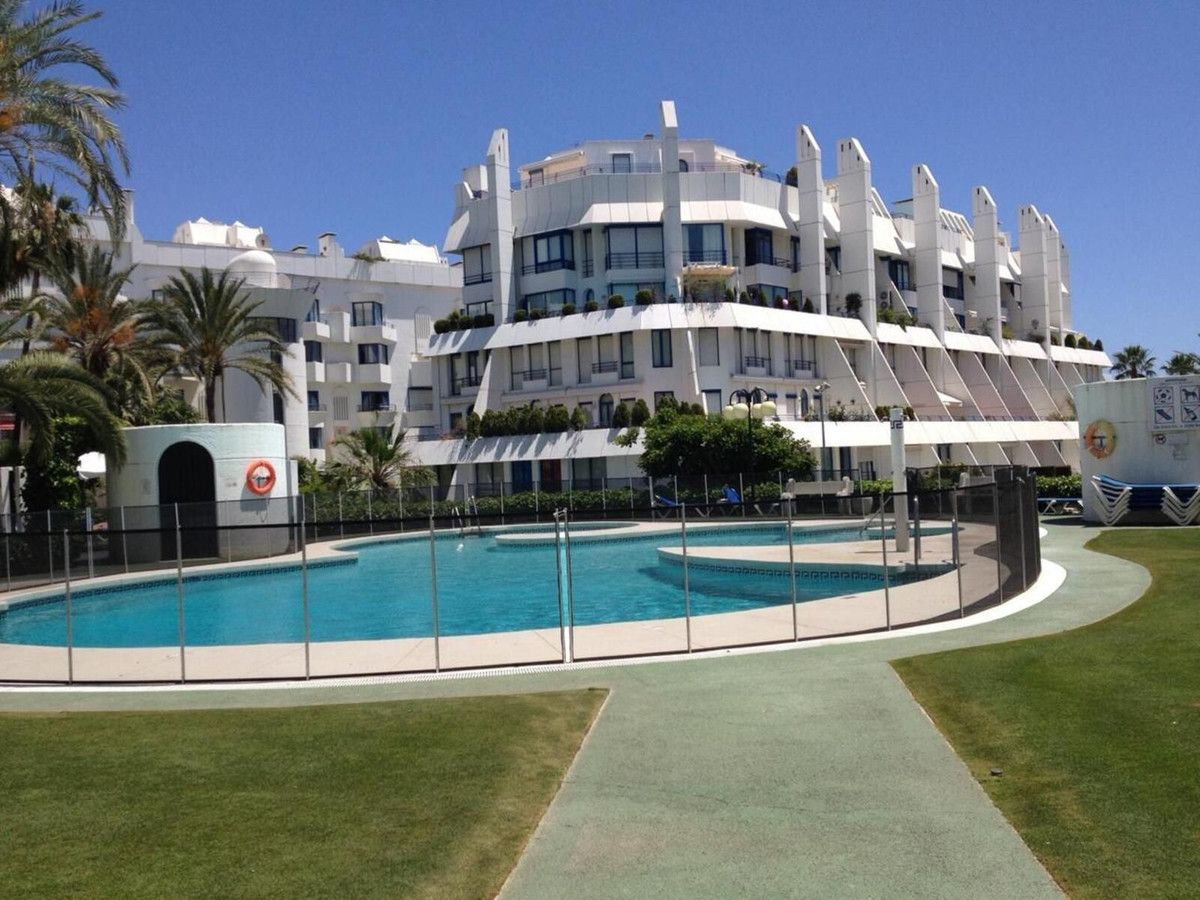 Vista exterior de Dúplex de lloguer en Marbella amb Aire condicionat, Terrassa i Piscina comunitària