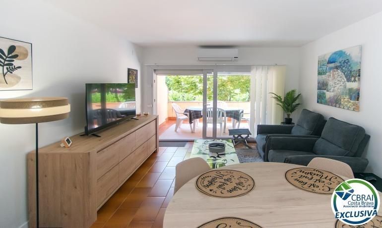Sala d'estar de Apartament en venda en Empuriabrava amb Aire condicionat, Terrassa i Piscina comunitària