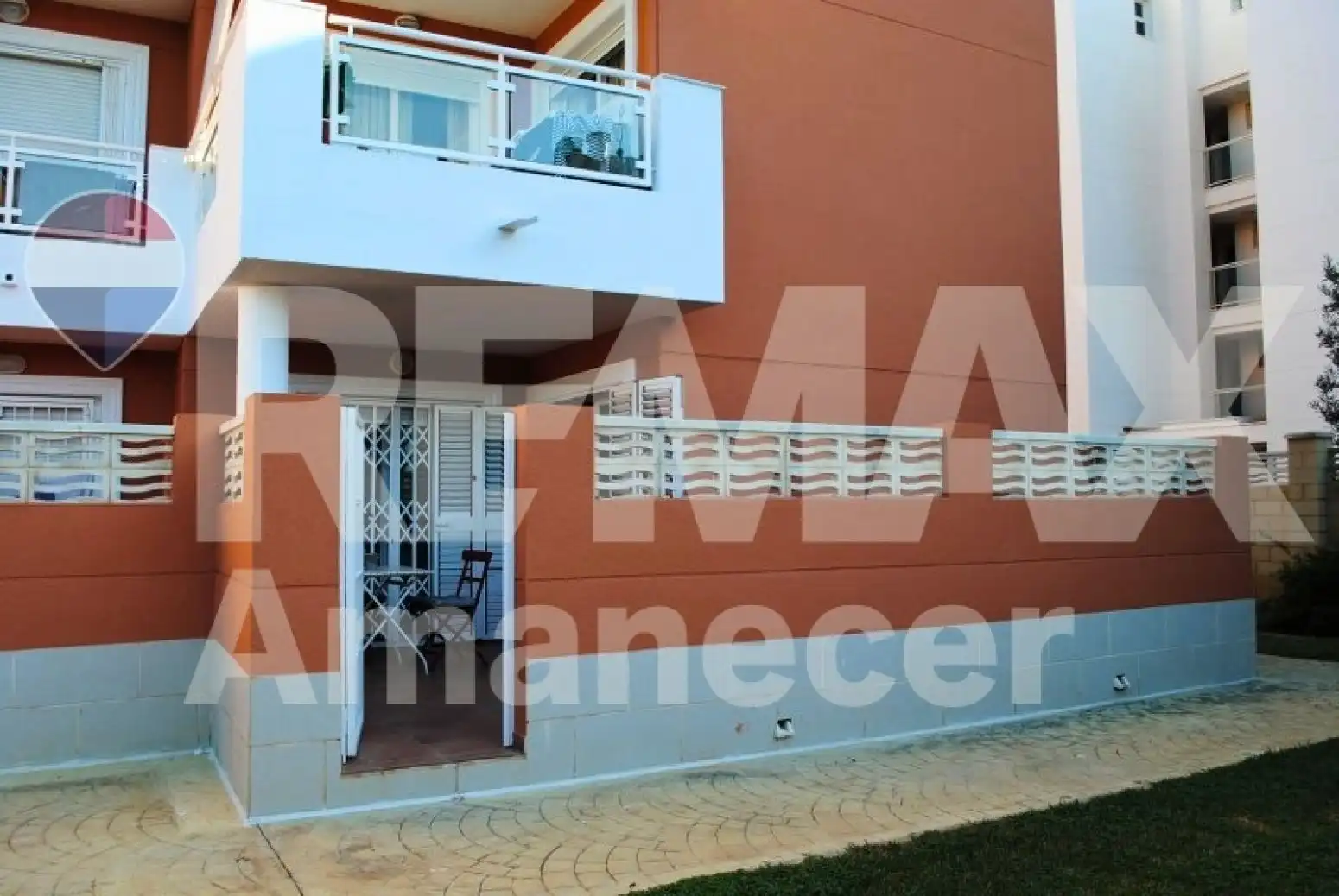 Außenansicht von Erdgeschoss zum Verkauf in Dénia mit Terrasse und Abstellraum