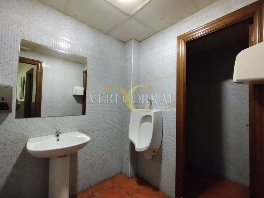Badezimmer von Geschaftsraum zum Verkauf in Parres