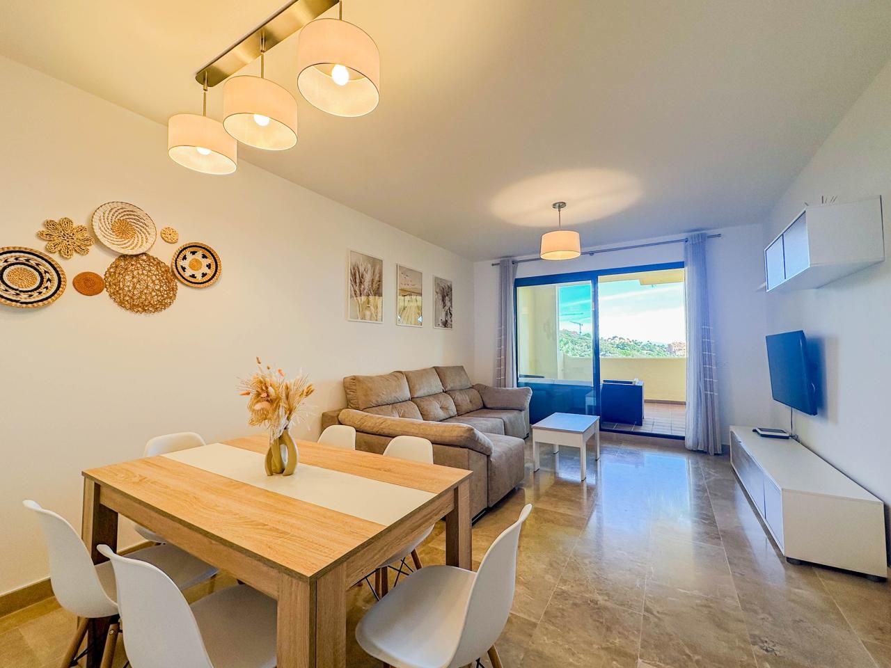 Sala d'estar de Apartament en venda en Manilva amb Aire condicionat, Calefacció i Jardí privat