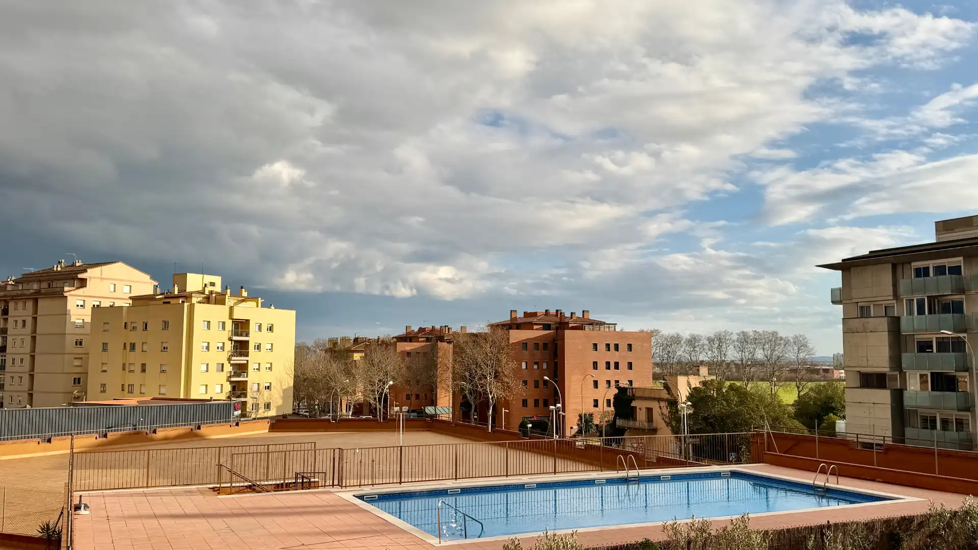 Schwimmbecken von Wohnung zum Verkauf in Figueres mit Klimaanlage, Heizung und Möbliert