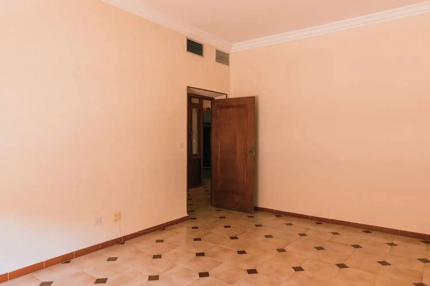 Houses for sale in Socuéllamos  with Air Conditioner, Terrace and Storage room