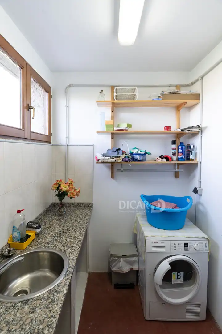 Dormitori de Casa o xalet en venda en Oviedo  amb Calefacció, Jardí privat i Parquet