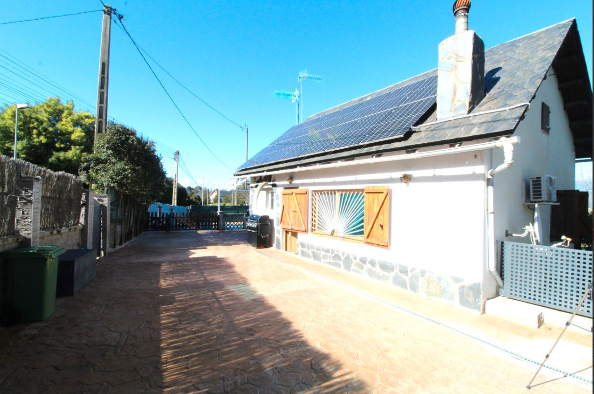 Vista exterior de Casa o xalet en venda en Vallgorguina amb Aire condicionat i Piscina