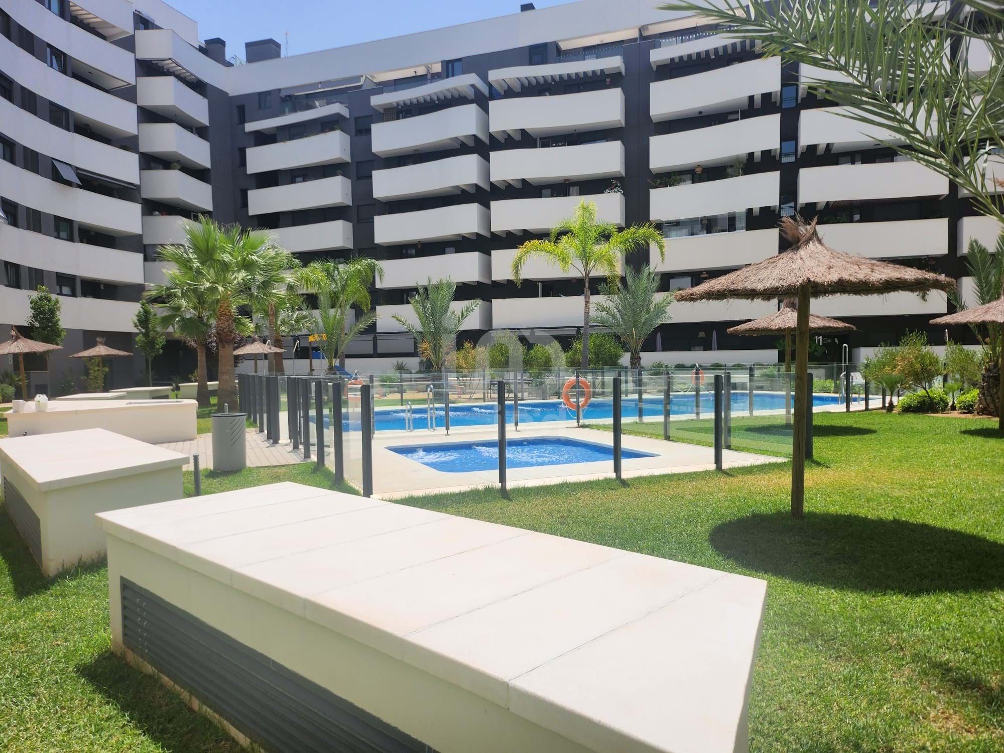Swimming pool of Flat for sale in  Sevilla Capital  with Air Conditioner, Heating and Terrace