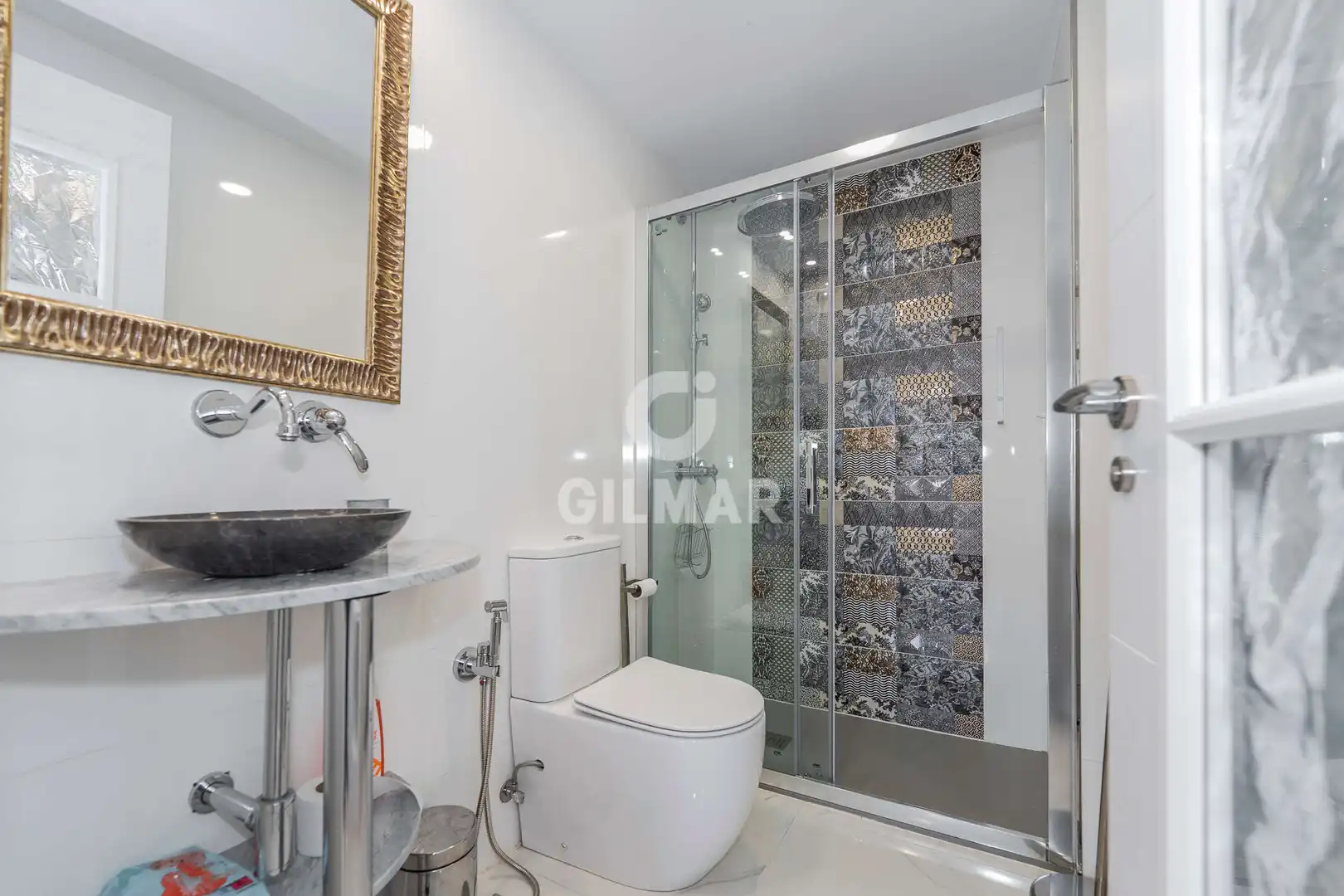 Badezimmer von Einfamilien-Reihenhaus zum Verkauf in Pozuelo de Alarcón mit Heizung und Privatgarten