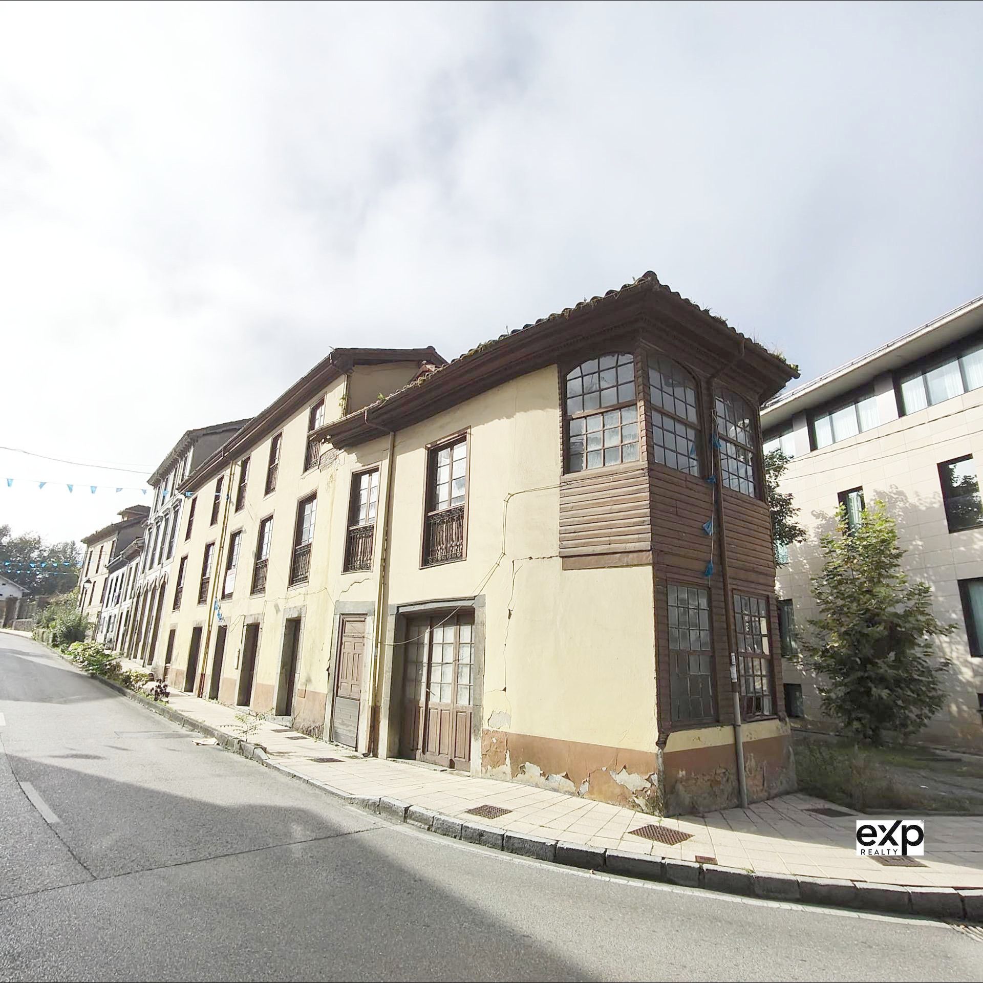 Vista exterior de Edifici en venda en Oviedo 