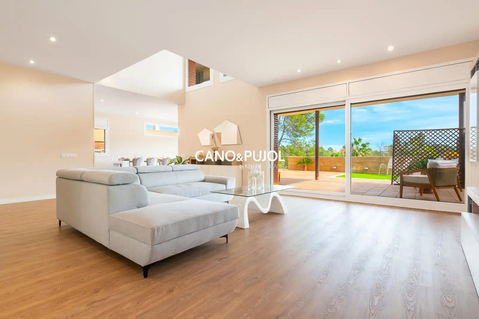 Living room of Houses for sale in Sant Cugat del Vallès  with Air Conditioner, Terrace and Swimming Pool