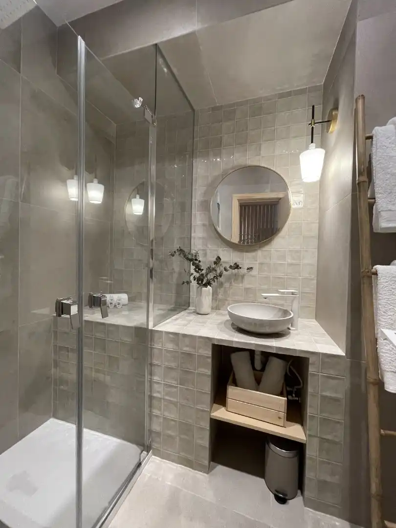 Baño de Estudio de alquiler en Carmona con Aire acondicionado, Amueblado y Microondas