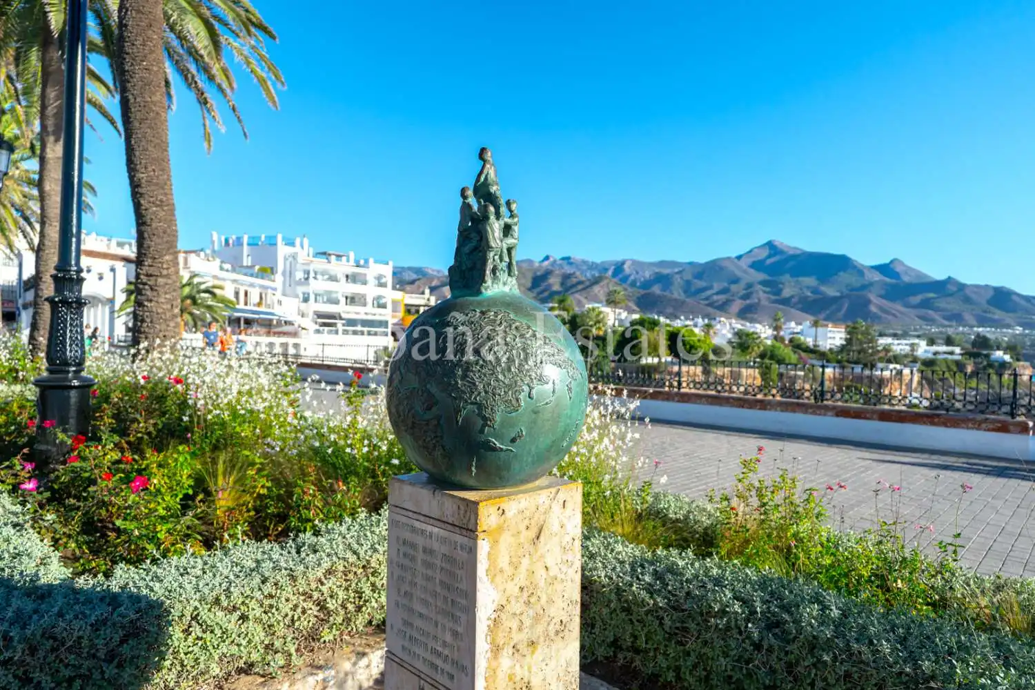 Vista exterior de Casa o chalet en venta en Nerja con Aire acondicionado, Piscina y Amueblado