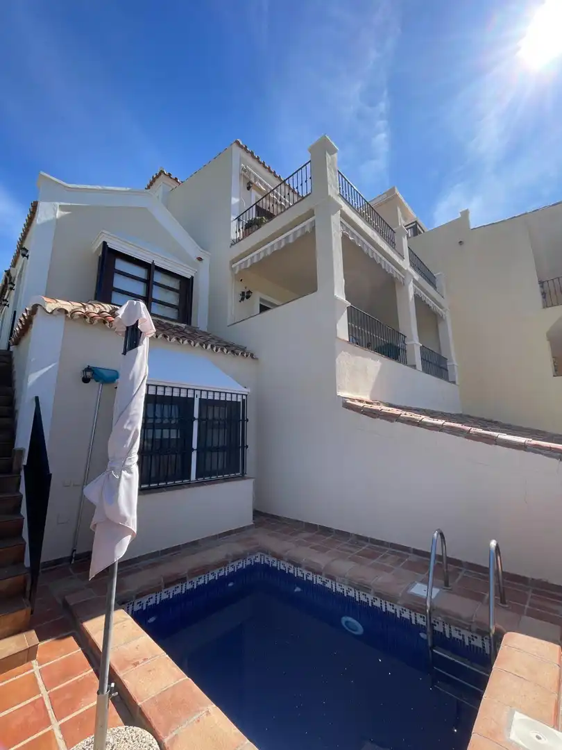 Vista exterior de Casa adosada en venta en Benahavís con Aire acondicionado, Jardín privado y Terraza