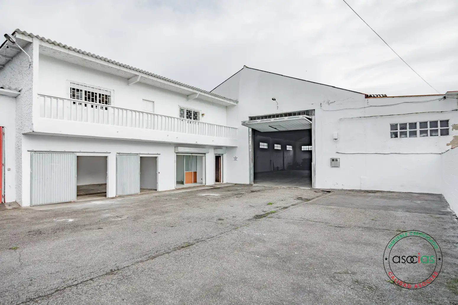 Außenansicht von Fabrikhallen zum Verkauf in Noreña