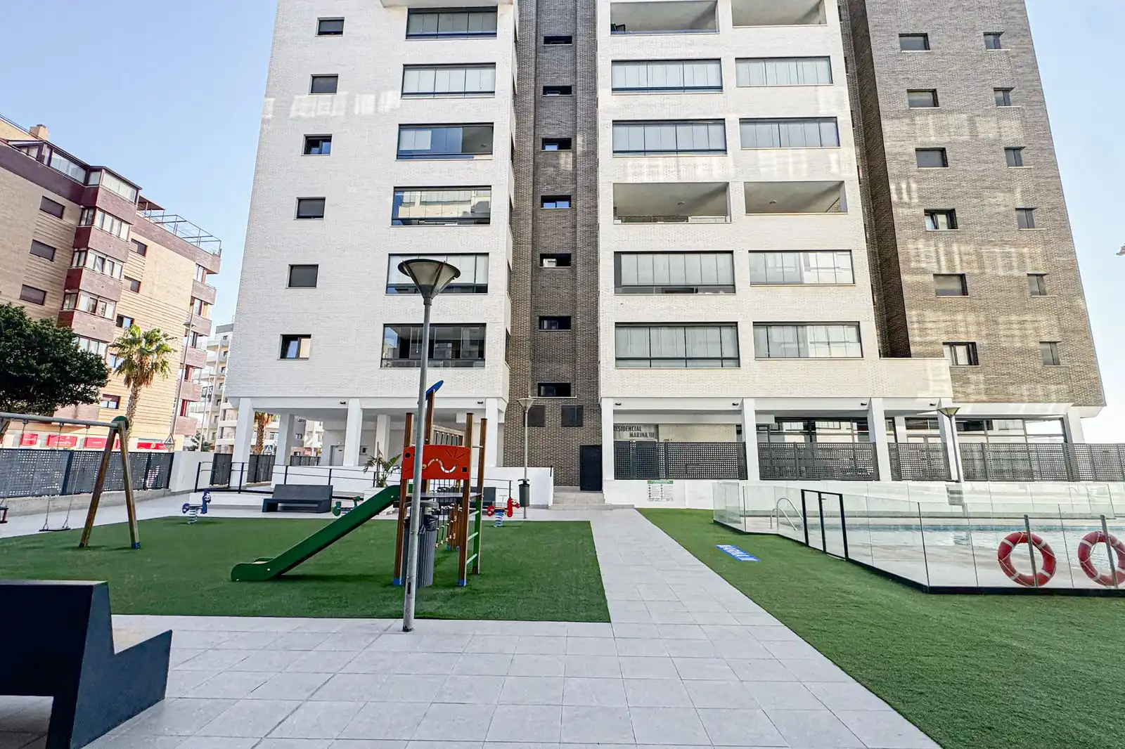 Vista exterior de Pis en venda en Almería amb Terrassa, Traster i Piscina
