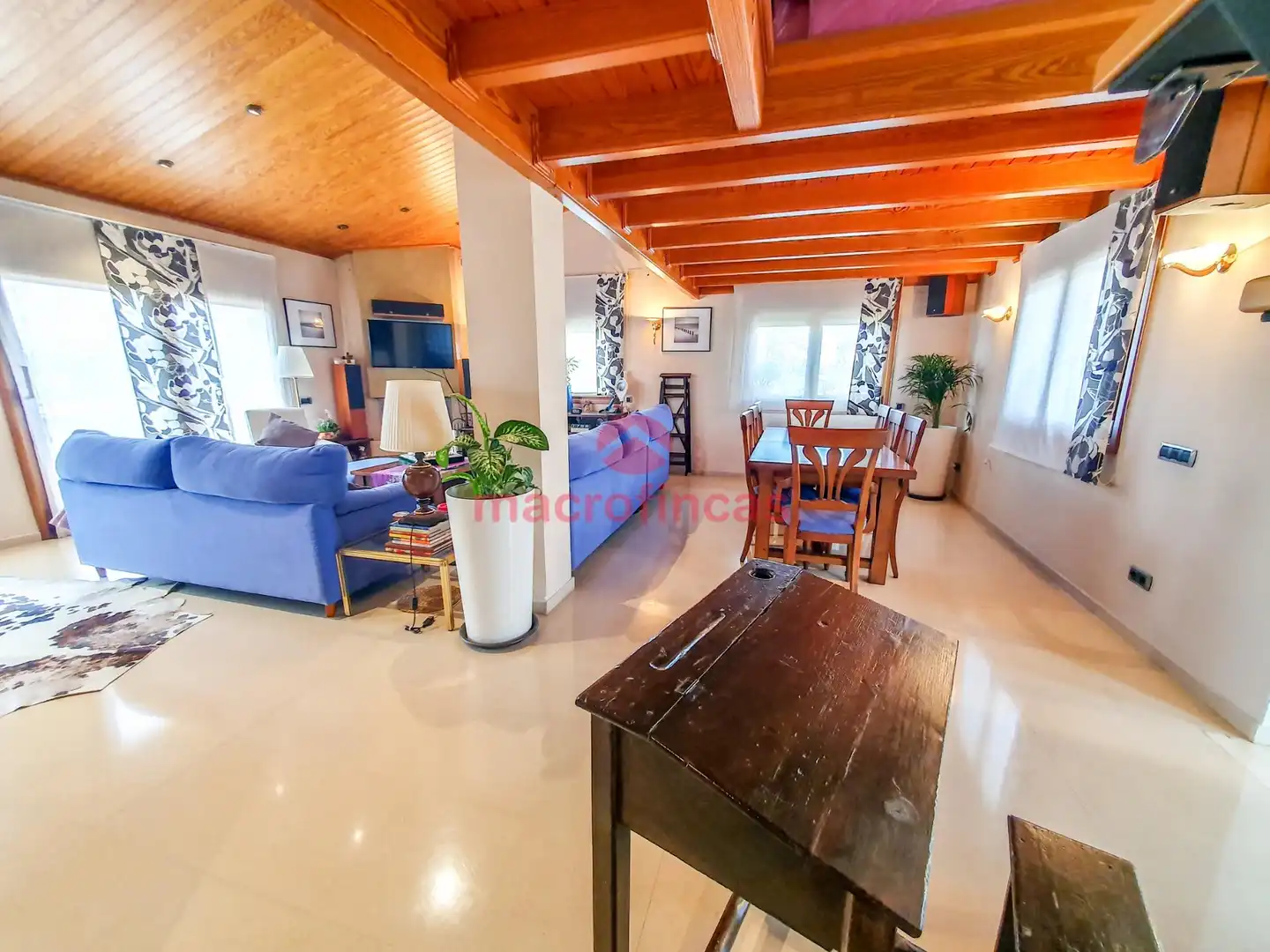 Sala d'estar de Casa o xalet en venda en Olesa de Montserrat amb Aire condicionat, Jardí privat i Terrassa