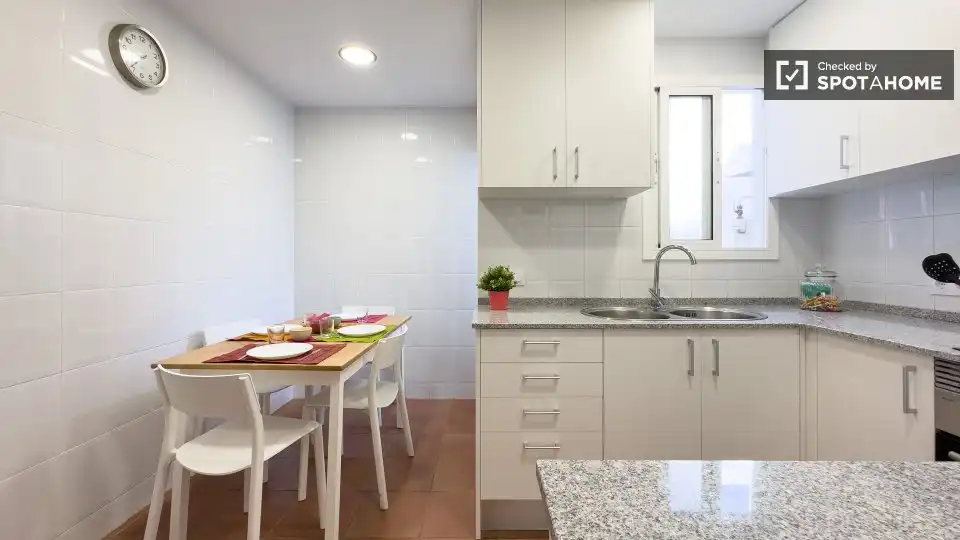 Cocina de Piso para compartir en L'Hospitalet de Llobregat con Aire acondicionado, Calefacción y Amueblado