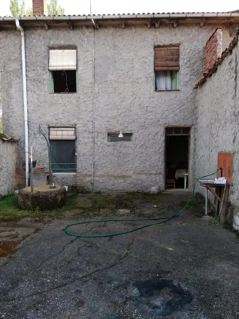 Vista exterior de Casa adosada en venda en Chozas de Abajo amb Moblat i Rentadora