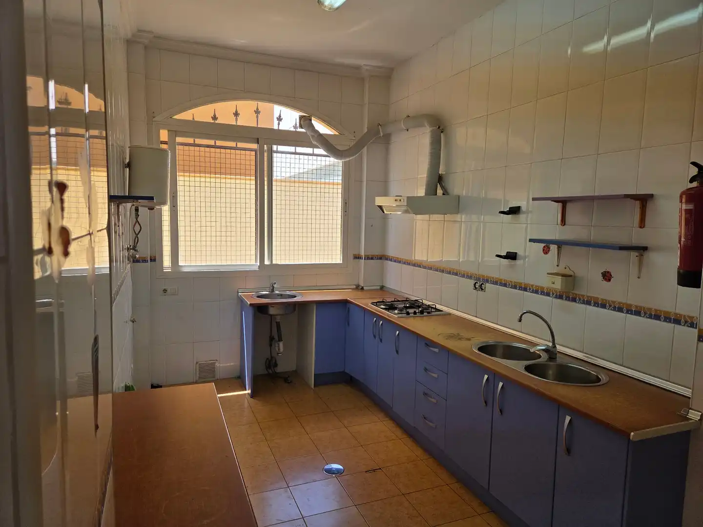 Cuina de Local de lloguer en Málaga amb Aire condicionat, Terrassa i Moblat
