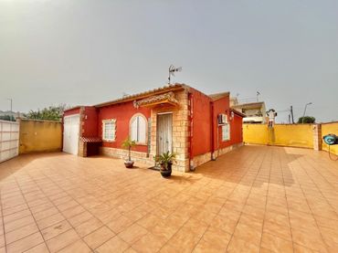 Chalet con piscina en venta en Los Balcones - Los Altos