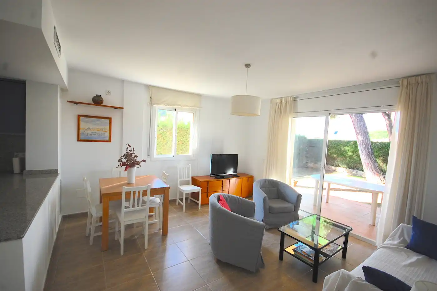 Sala de estar de Casa adosada en venta en L'Escala con Aire acondicionado, Calefacción y Jardín privado