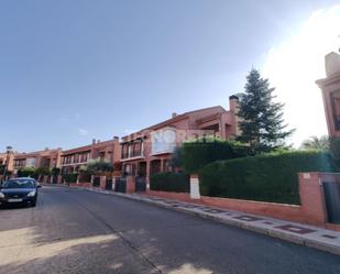 Vista exterior de Casa adosada en venda en Guadalajara Capital amb Aire condicionat, Calefacció i Jardí privat