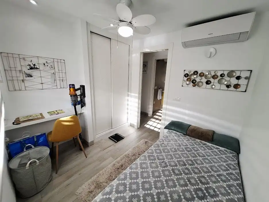 Habitación de Apartamento en venta en Marbella con Jardín privado, Amueblado y Alarma