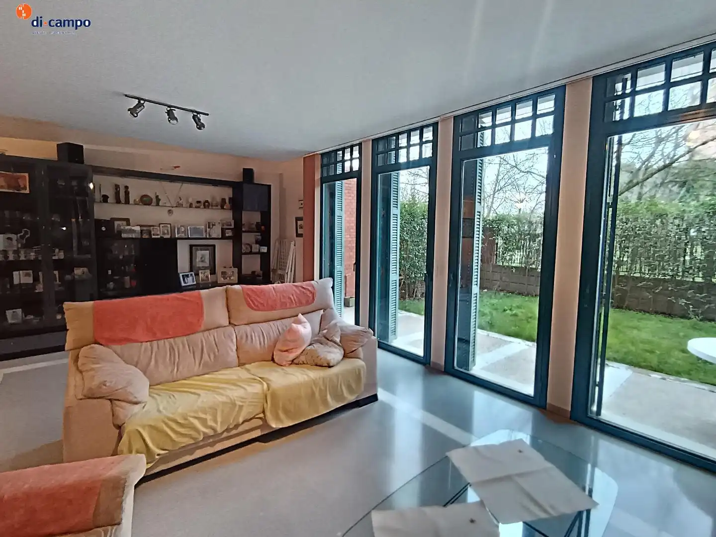 Sala d'estar de Casa adosada en venda en Valladolid amb Jardí privat, Traster i Piscina comunitària