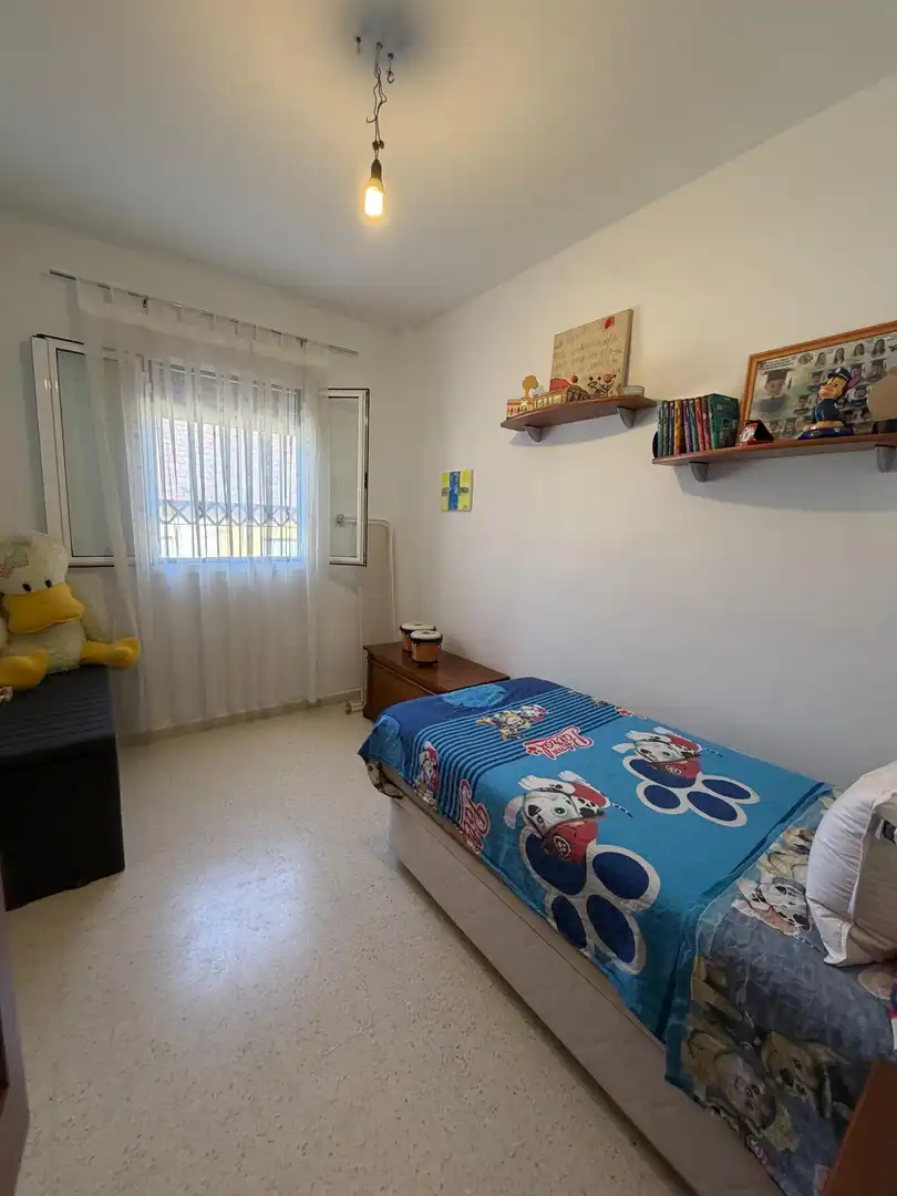 Dormitori de Casa adosada en venda en Bollullos de la Mitación amb Jardí privat